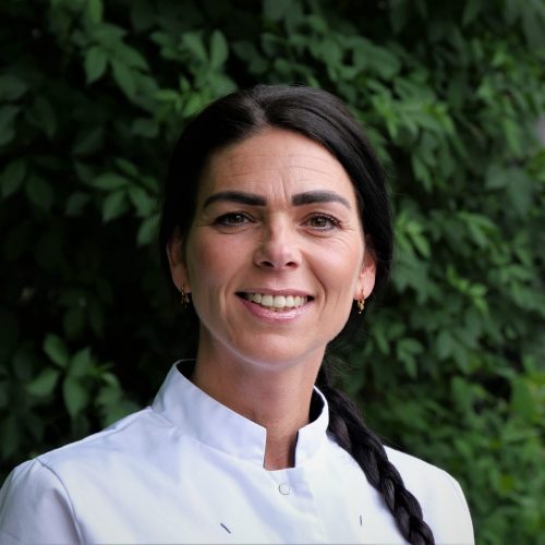 Tülin, assistente