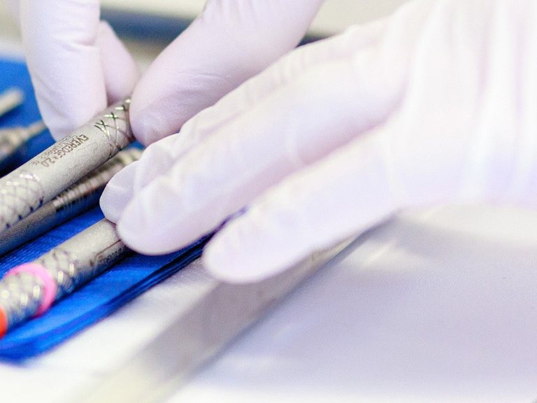 Steriele instrumenten worden klaargelegd