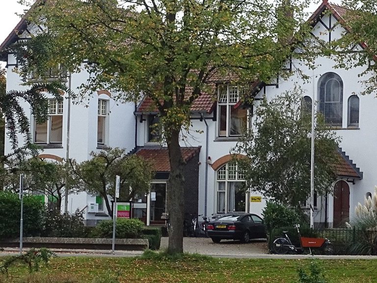 Het praktijkpand aan de Zoeterwoudsesingel 50 in Leiden
